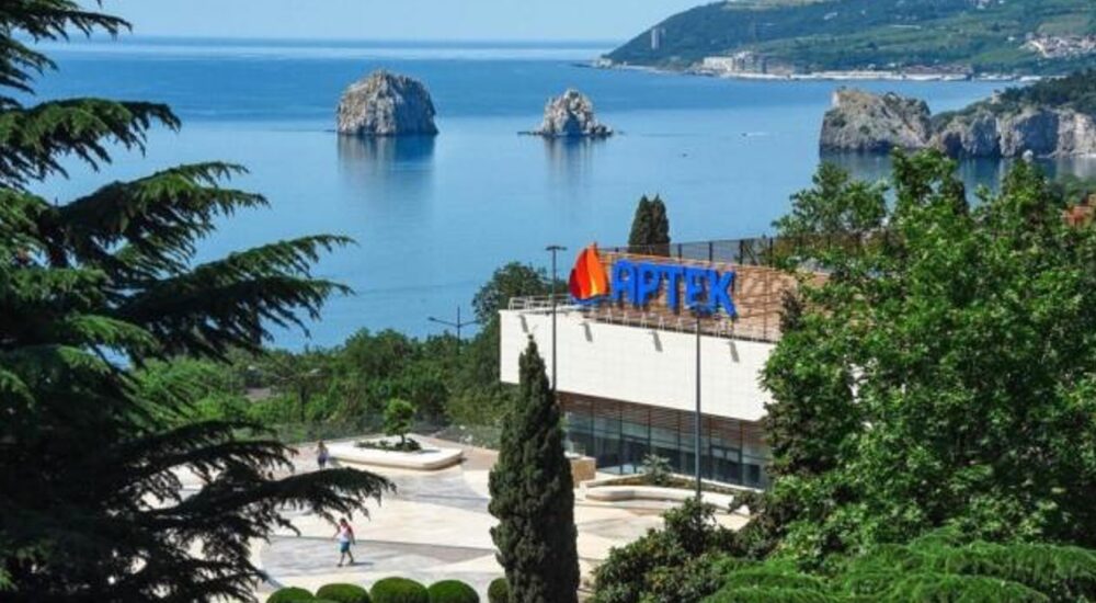 Окупанти перетворили кримський «Артек» на пропагандистський центр