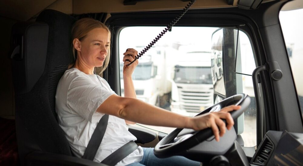 Безкоштовні курси для жінок: навчання водійок вантажівок та автобусів