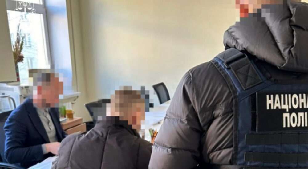 Брав з підприємств гроші за дозволи на викиди забруднюючих речовин: столичному посадовцю оголосили підозру