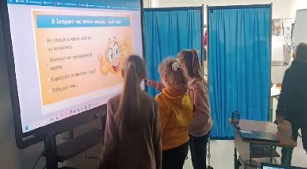 Херсонщина отримала допомогу від міжнародних партнерів для організації змішаного навчання