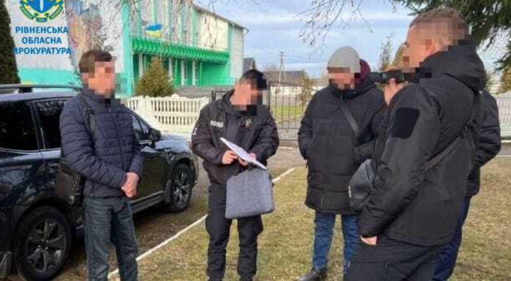 На Рівненщині викрито посадовця, який за хабар дозволив вирубати майже 800 новорічних сосен