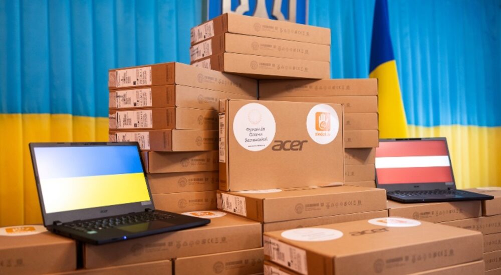 Перша леді України відвідала громади Чернігівщини та передала гаджети для дітей вразливих категорій