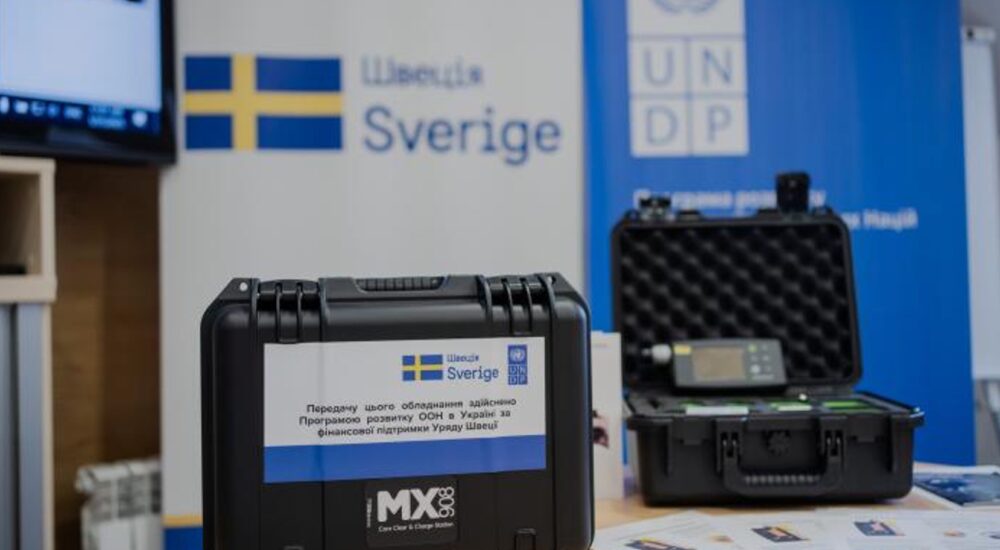 Постраждалі від війни громади отримали від міжнародних партнерів інструменти для аналізу забруднених вибухонебезпечними речовинами ґрунтів