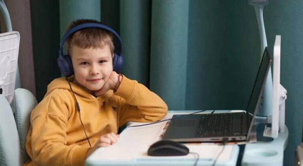 Майже 95% підлітків та молоді в Україні перевіряють сумнівну інформацію в інтернеті