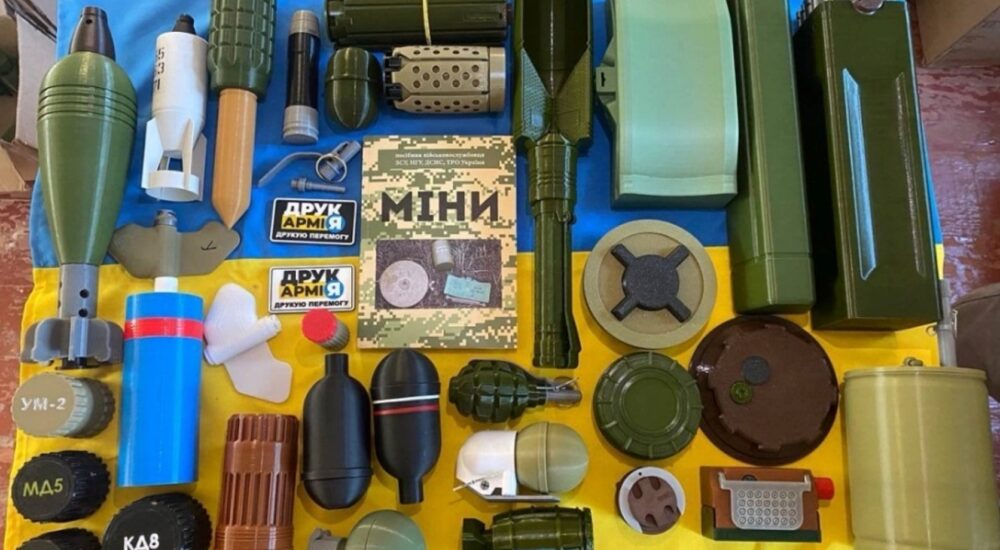 Благодійники з Канади видали посібник для українських саперів