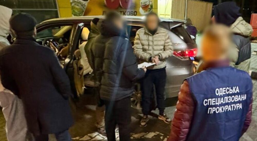 Вимагав хабар від водія за перевезення робітників: На Одещині підозрюють прикордонника