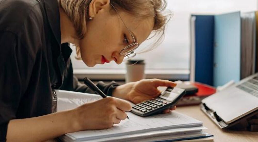 Допомога на оздоровлення: які працівники та за яких умов мають право на її отримання