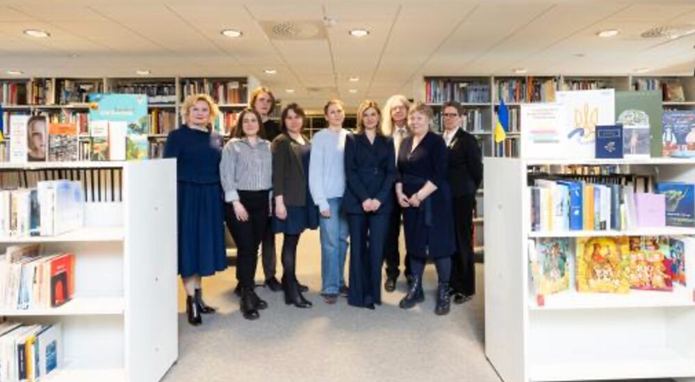 Перша леді Олена Зеленська передала Парламентській бібліотеці Аландів видання українською мовою