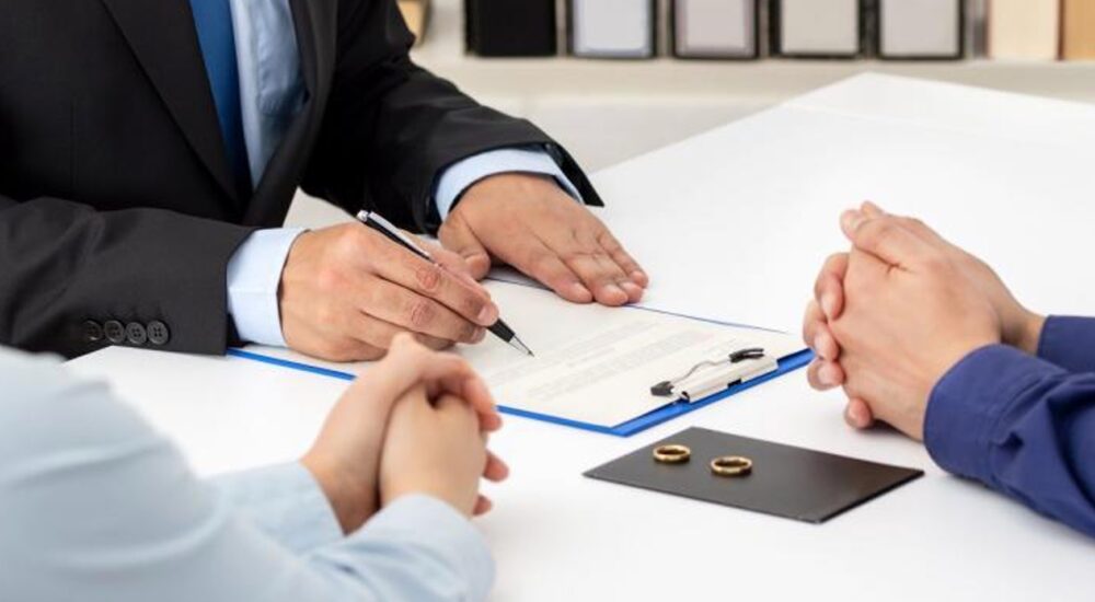 Як українцям розірвати шлюб через посольство чи консульство України: що потрібно знати та куди звертатися?