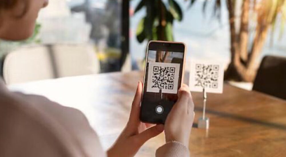 Підміна QR-кодів у громадських місцях: Як не потрапити «на гачок» шахраїв