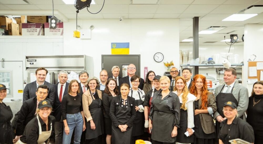 У США дипломати на підтримку України приготували паску з українського зерна з розмінованих полів