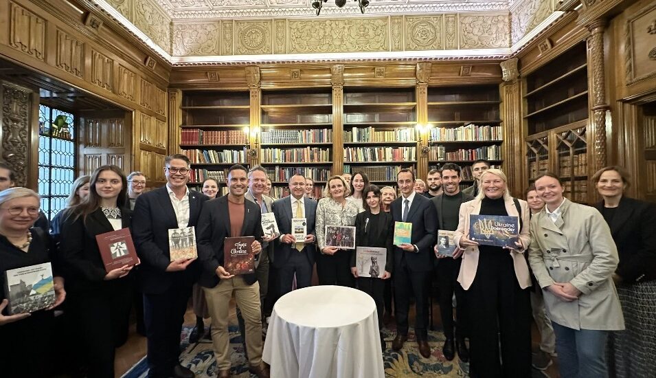 В Австралії з’явилась перша «Українська книжкова поличка»