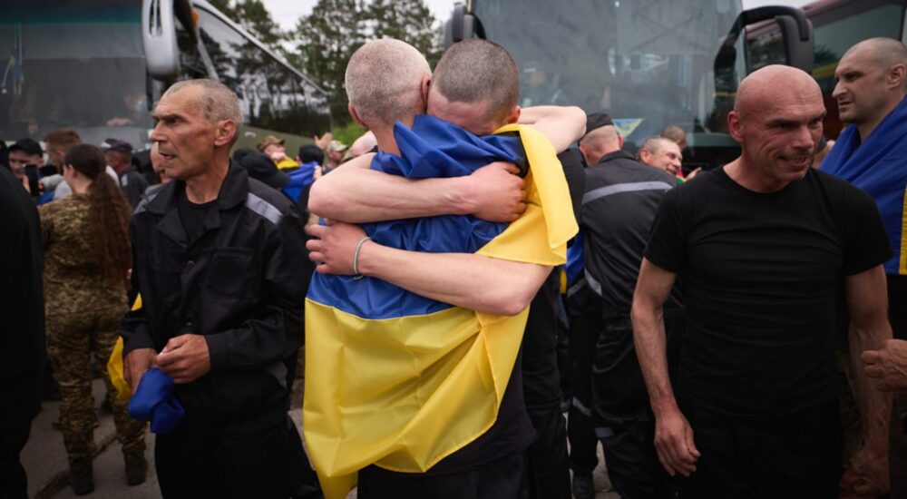 З ворожого полону повернулись ще 303 захисники України