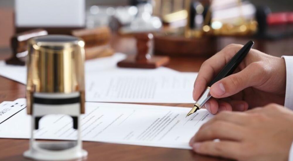 Нотаріальні дії за кордоном: як отримати послугу в посольствах та консульствах України?