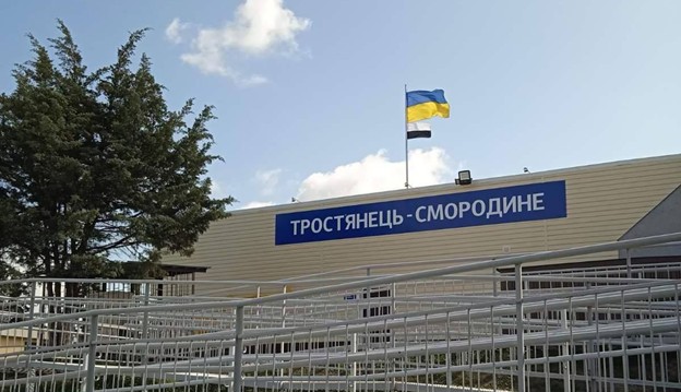 Над сотнею вокзалів Укрзалізниці підняли біло-чорний Прапор Надії за повернення всіх безвісти зниклих та полонених