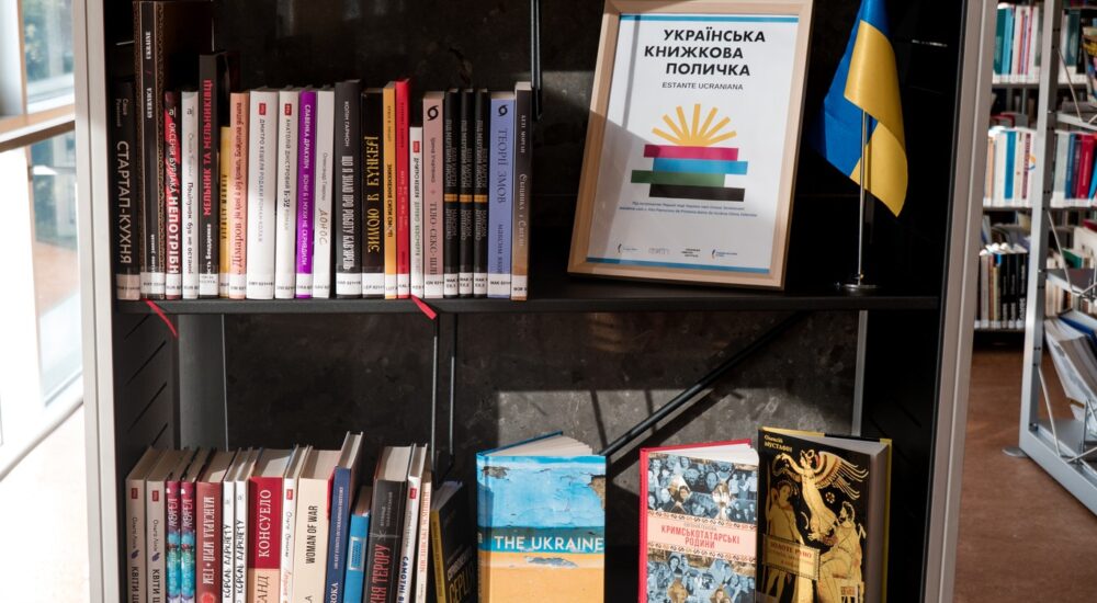 У португальському місті Санту-Тірсу відкрили нову «Українську книжкову поличку»