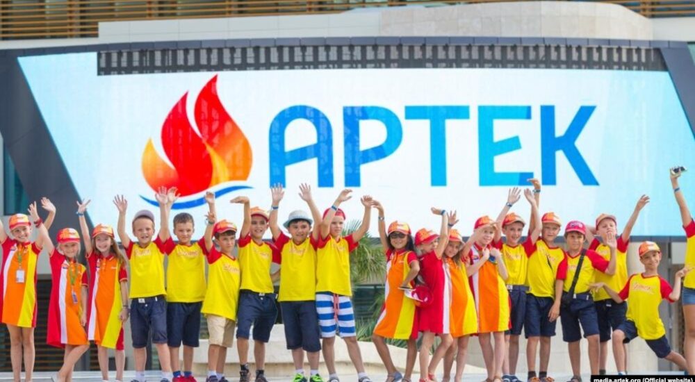 Діти в таборі «Артек» пишуть листи диктаторові Нікарагуа