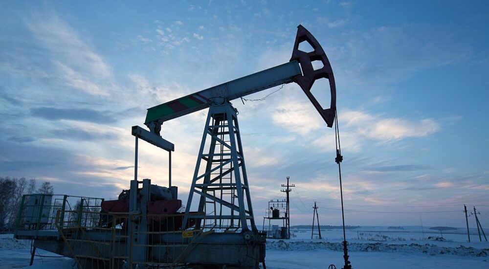 Атаки українських дронів змусили росію скоротити переробку нафти й різко збільшити експорт сирої — Bloomberg