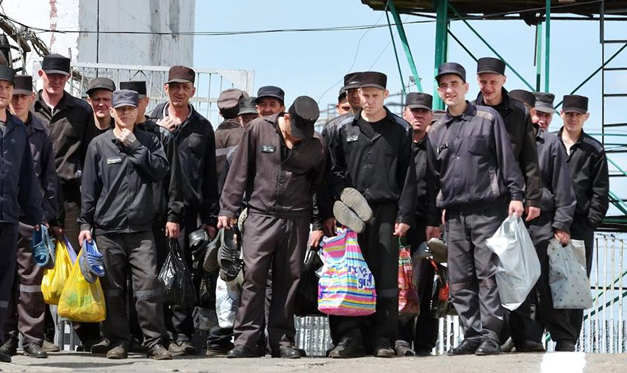 На ТОТ України окупанти готують колишніх в’язнів до війни