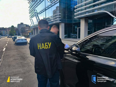 Викрито посадовця Міноборони, який отримав 1,3 мільйона доларів США за будівництво житла для військових