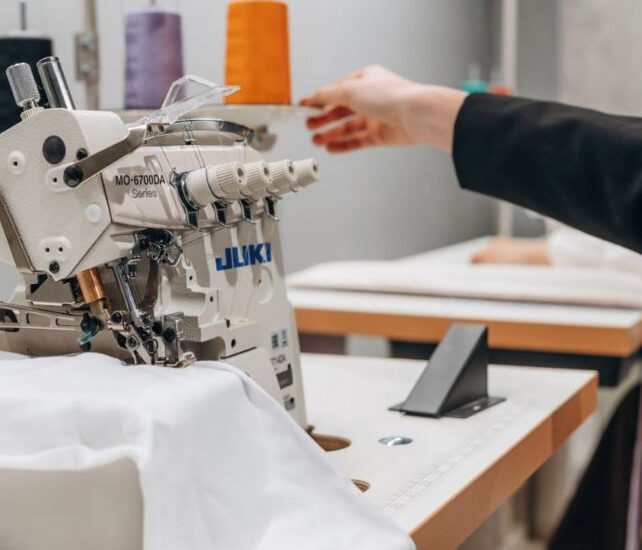 Зручно шити та кроїти: у Тернополі запрацював швейний коворкінг