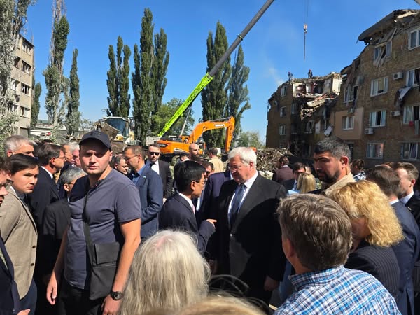 Сибіга та керівники іноземних  дипломатичних місій відвідали місце одного з російських ударів у Києві