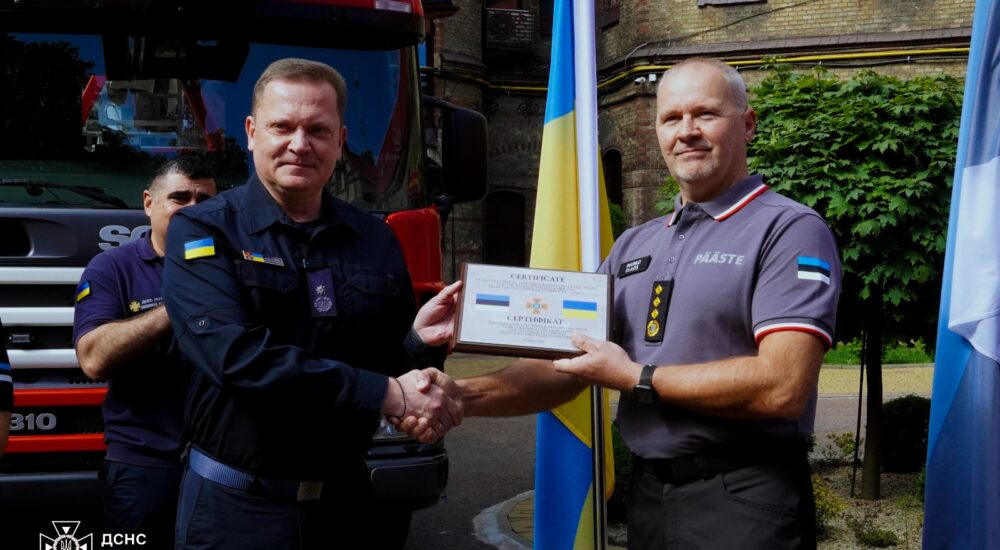 Передали 5 автомобілів та спецобладнання: Делегація Естонської Ради Порятунку відвідала ДСНС України