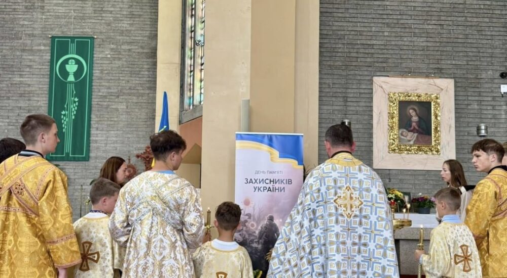 «Ніколи не забудемо»: українці в Ірландії молитвою вшанували пам’ять загиблих захисників