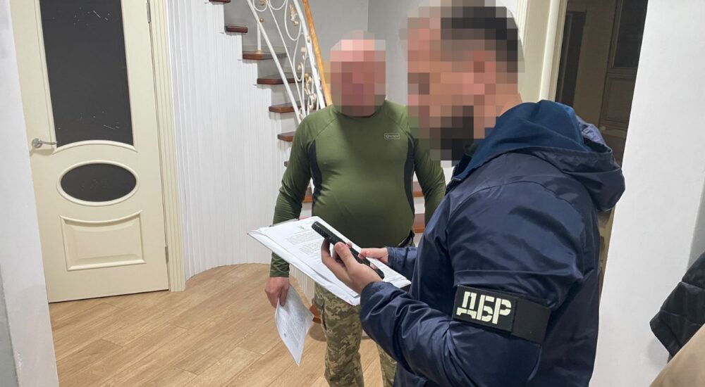 ДБР викрило офіцера, який використовував солдатів для приватних робіт