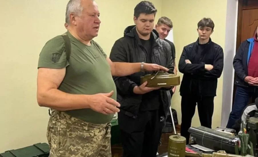 Мінна безпека: доброволець ДФ Лубенської ТГ провів заняття зі студентами коледжу