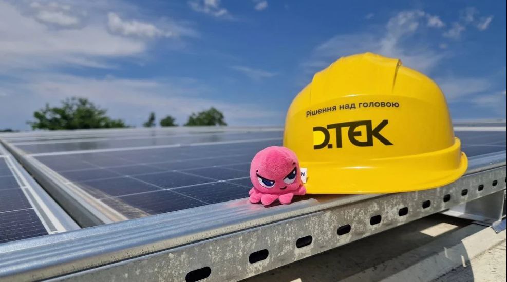 «Світло тримається»: «Щедрик» пролунав на одній зі зруйнованих теплоелектростанцій ДТЕК