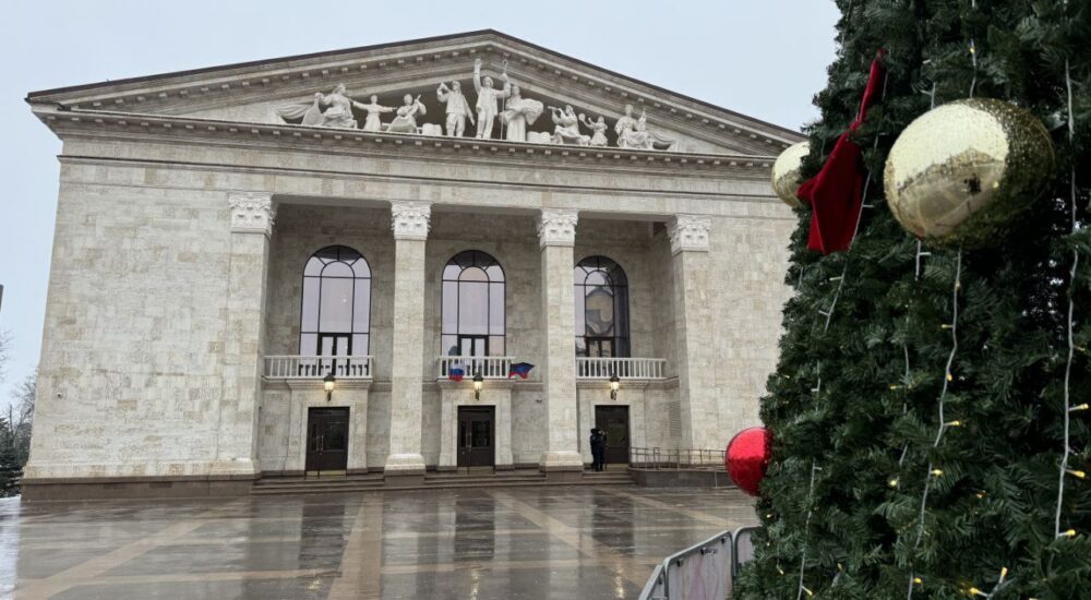 Співи й танці на кістках: в окупованому Маріуполі відкрили «відновлений» драмтеатр