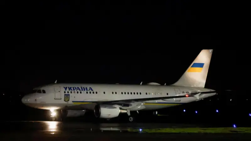 Літак Зеленського переслідували невідомі дрони – ЗМІ