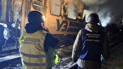 «Укрзалізниця» приспустила стяги над вокзалами країни після атаки рф на пасажирський поїзд