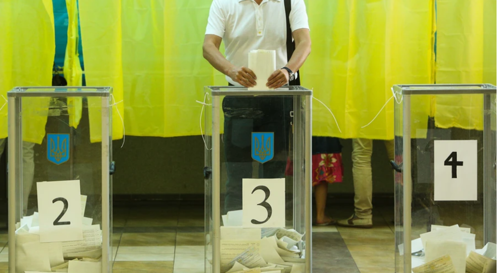 10% українців вважають, що вибори потрібно проводити до припинення вогню, 59% довіряють Зеленському – опитування КМІС