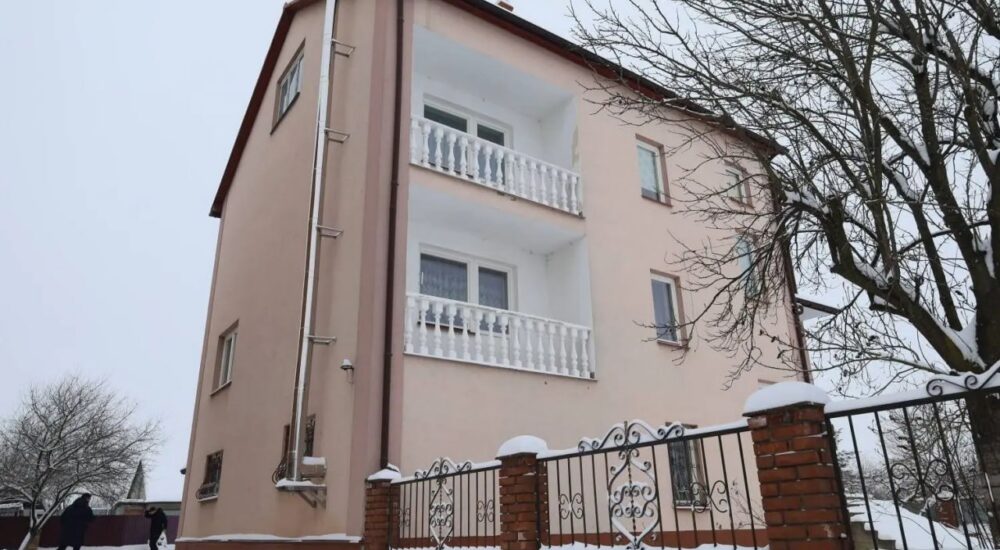 На Львівщині дві багатодітні родини переселенців отримали нові будинки