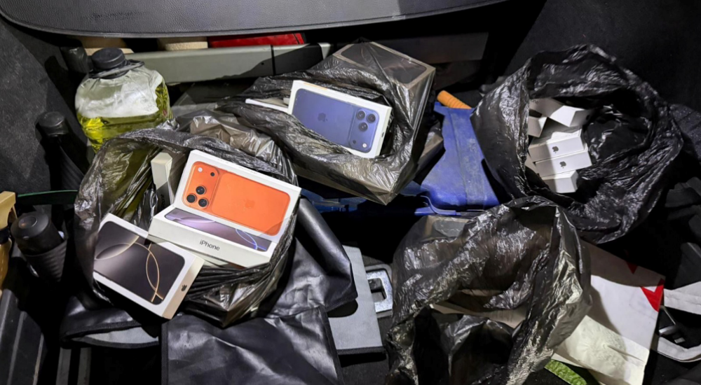 На Буковині ДБР затримало посадовця митного поста, який брав по 100 доларів за кожен незаконно ввезений iPhone