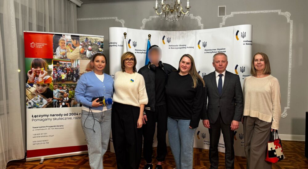 У Варшаві 16-річний українець зустрівся з мамою після повернення з окупації 