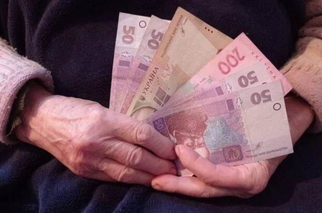 Хто з пенсіонерів має право на вікові надбавки до пенсії