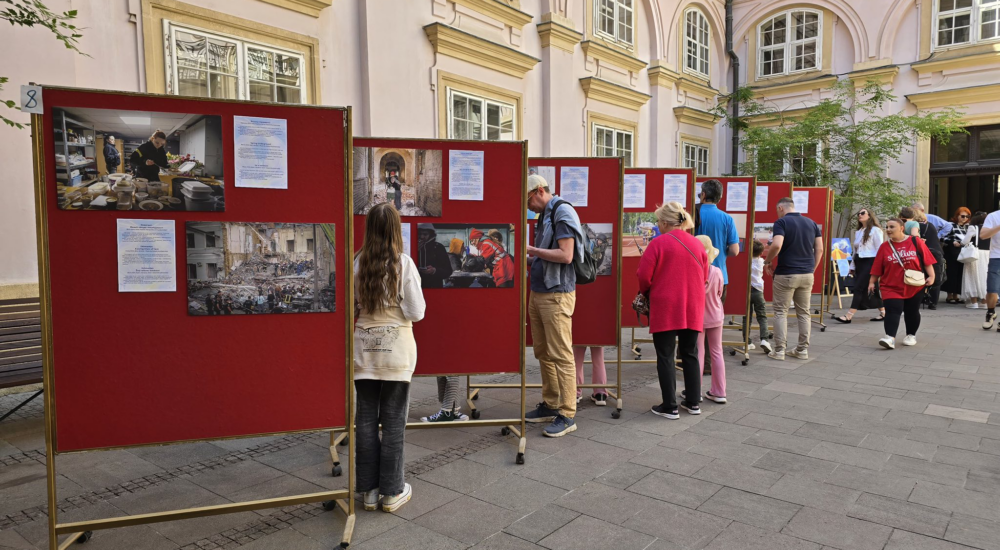У столиці Словаччини відкрили виставку, присвячену українським воїнам, рятувальникам та дітям