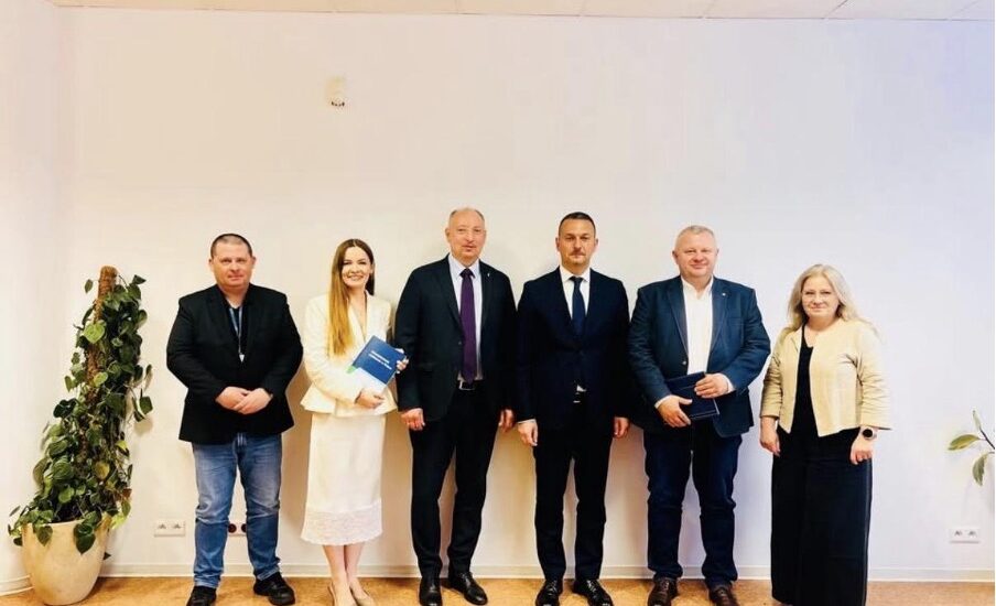 Що буде з виплатами 800+ та лікуванням у Польщі: результати переговорів Посольства України із ZUS