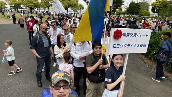 Синьо-жовті прапори в Йокогамі у Японії: українська громада взяла участь у масштабному параді до дня відкриття порту