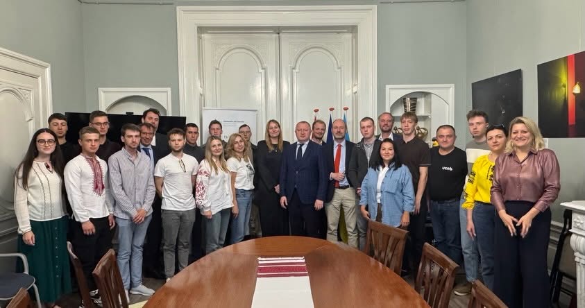 Інвестиції в людей заради відбудови: українські студенти-аграрії зустрілися з дипломатами у Нідерландах