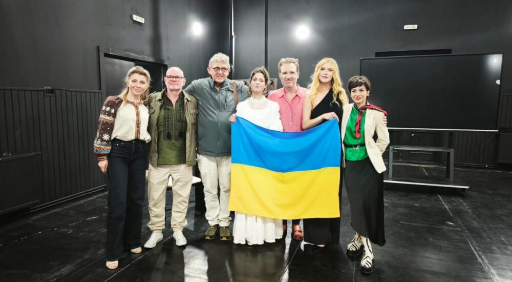 Театр без даху: Маріупольський драмтеатр представив Україну за кордоном