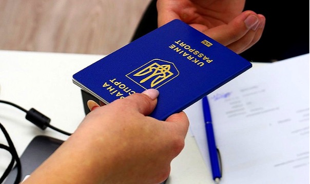 Прострочений український паспорт за кордоном: які правила діють у різних країнах Європи