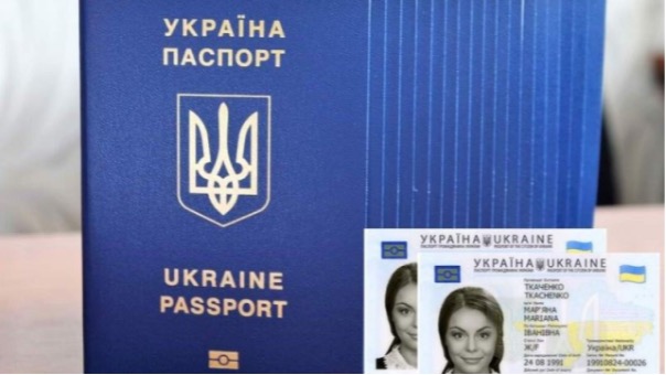 Українцям за кордоном радять перевірити паспорти: частина документів більше не дійсна